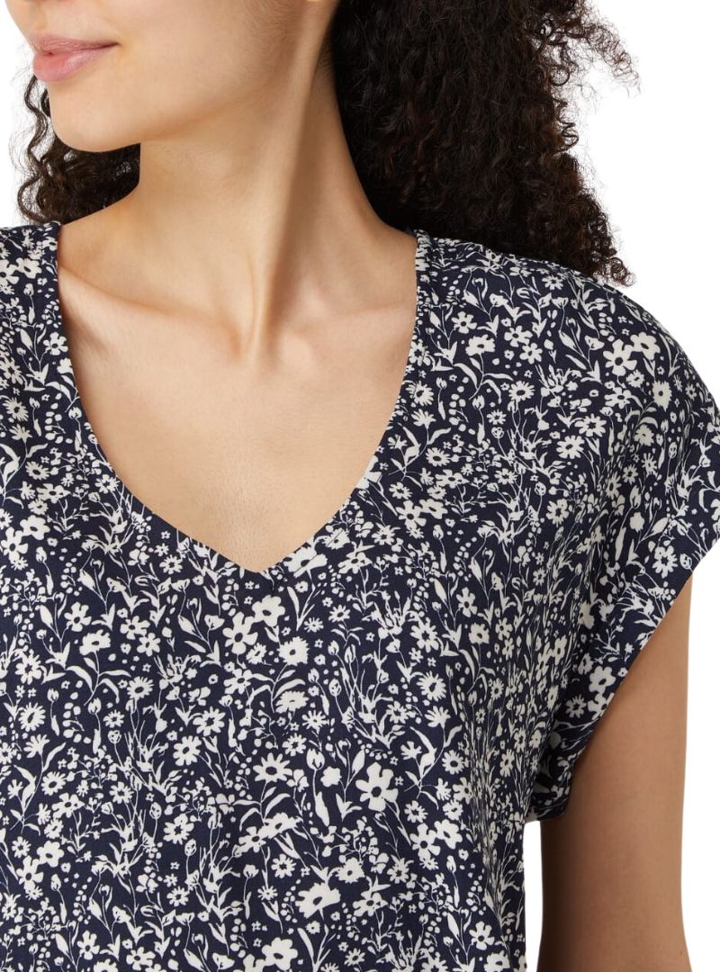 DETAILED V-NECK BLOUSE