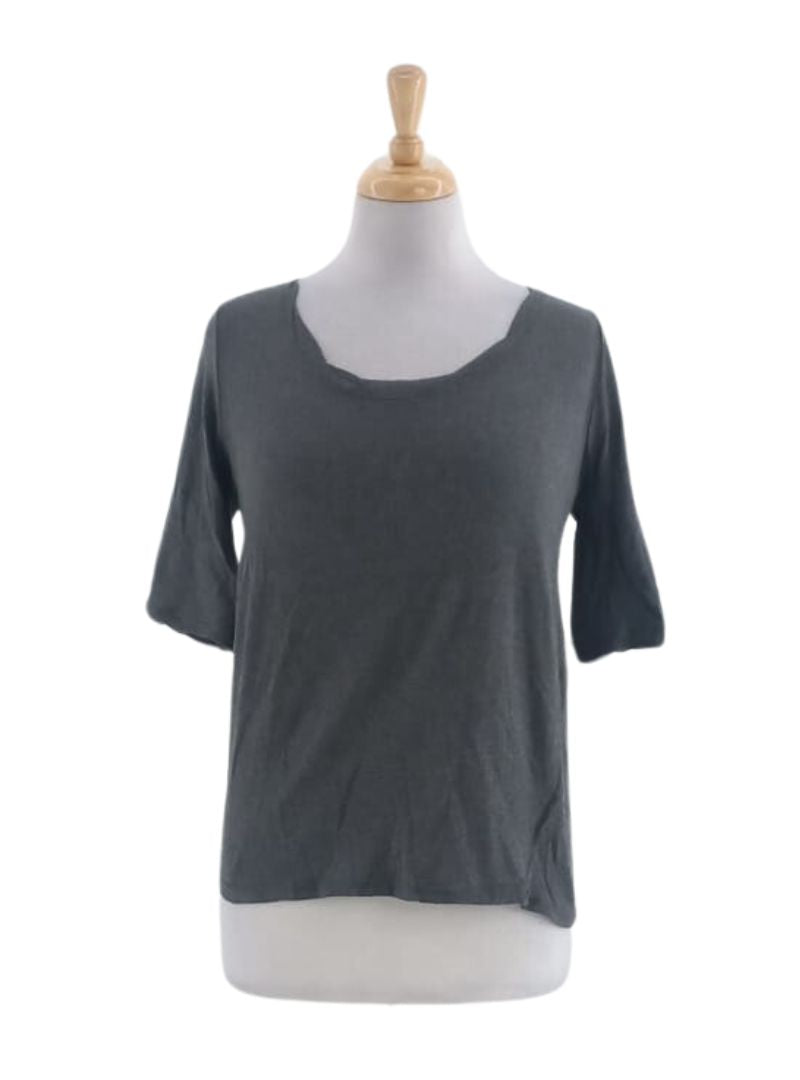 BASIC NECKLINE DETAILED TEE